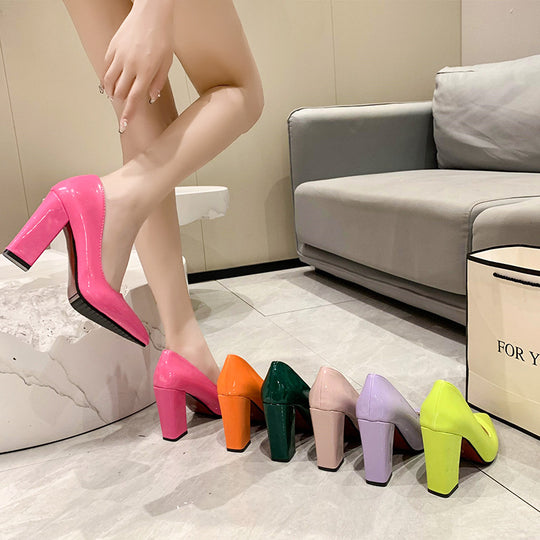 Damen Spitzen Pumps mit bequemem Blockabsatz und glänzendem Finish EB