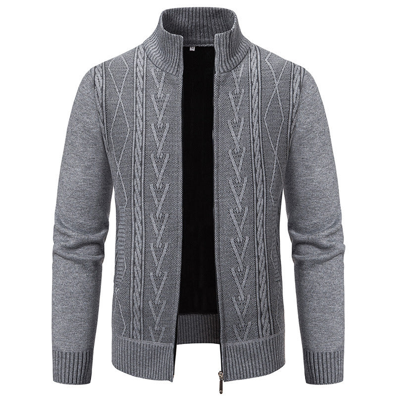 Herren Strickjacke mit modernem Zopfmuster und hohem Stehkragen EB