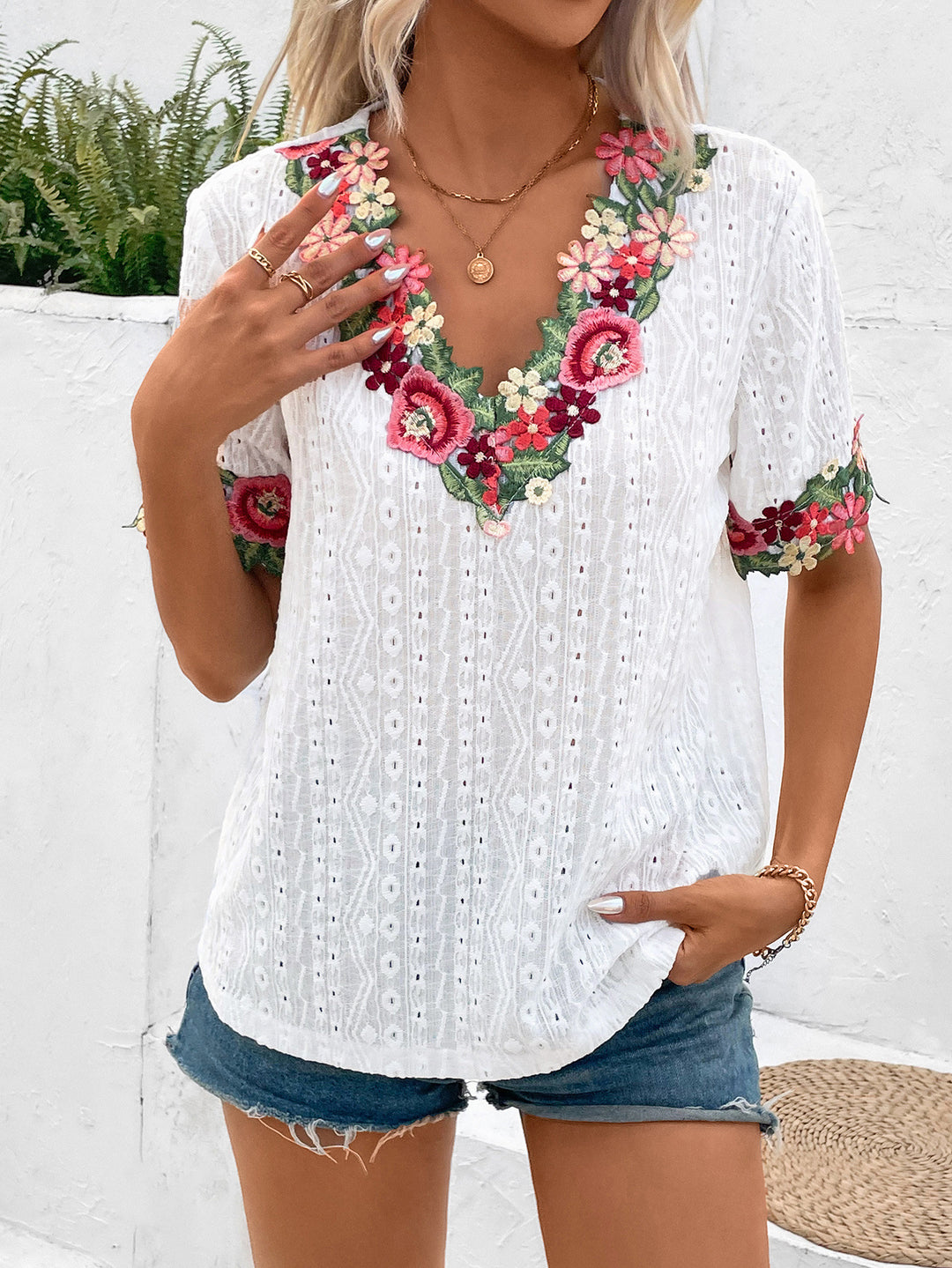Damen Bluse mit floralen Stickereien und luftigen Ärmeln EB