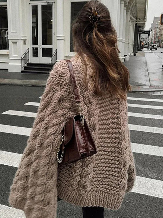 Damen Grobstrickpullover mit oversized Schnitt und kunstvollem Zopfmuster EB