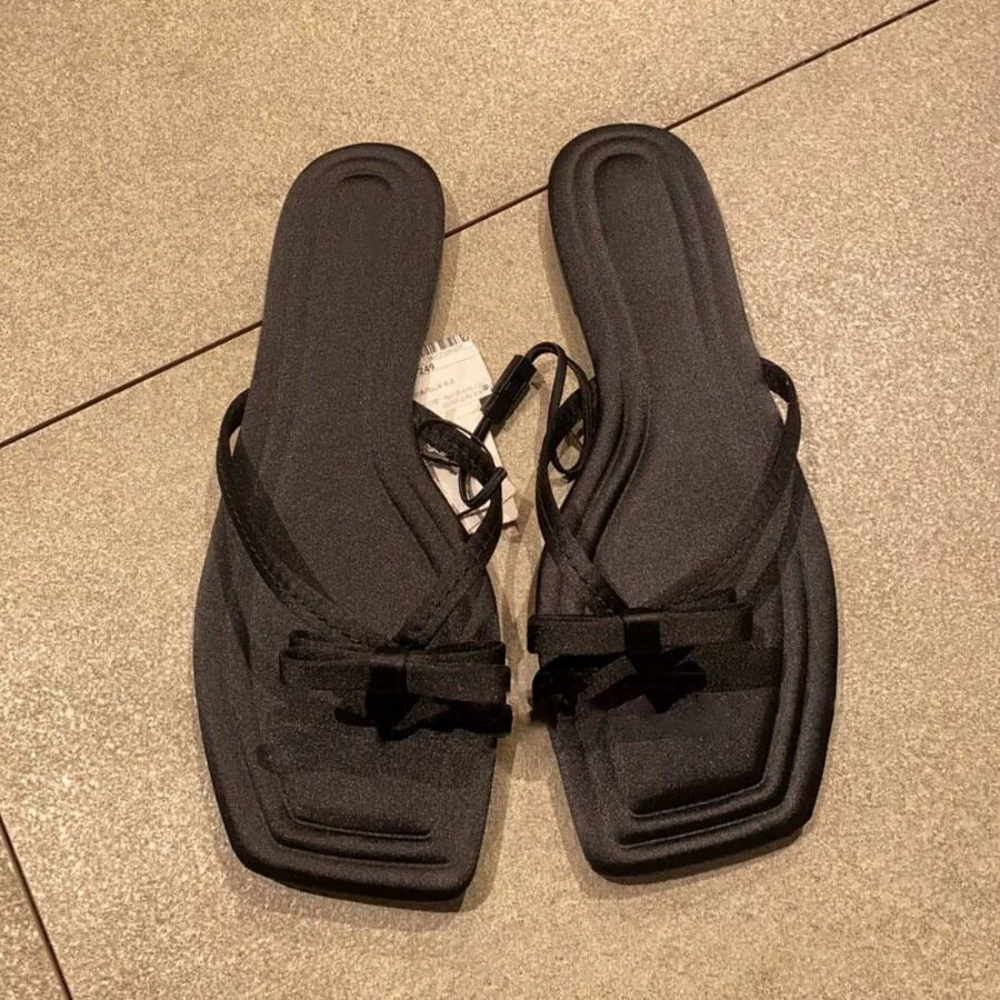 Damen Zehentrenner-Sandalen mit schickem Riemendesign und komfortablem Fußbett EB