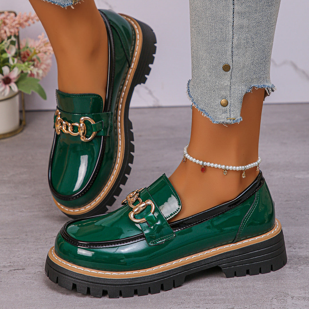 Damen  glänzende Lack-Loafer mit dekorativer Metallspange und profilierter Traktorsohle EB