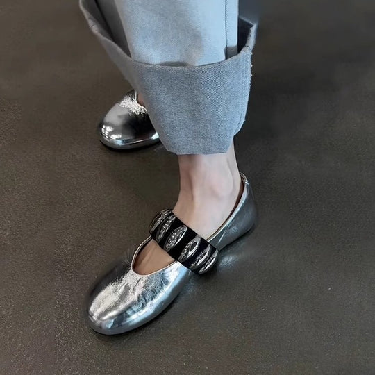 Damen komfortable Ballerinas mit glänzender Oberfläche und dekorativem Riemen EB