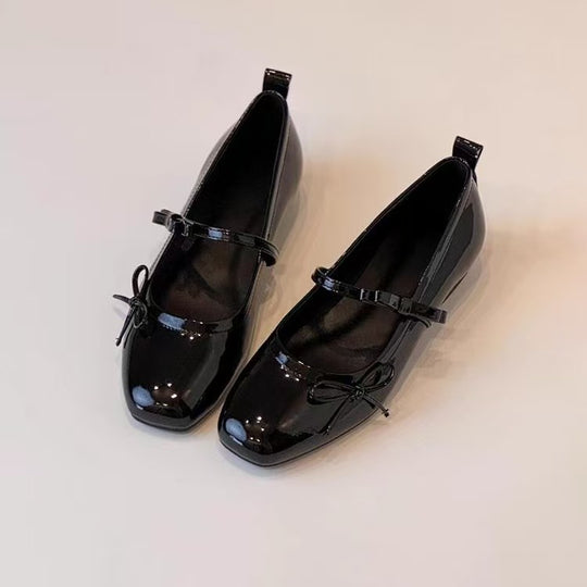 Damen Ballerinas mit elegantem Riemenverschluss und glänzender Oberfläche EB