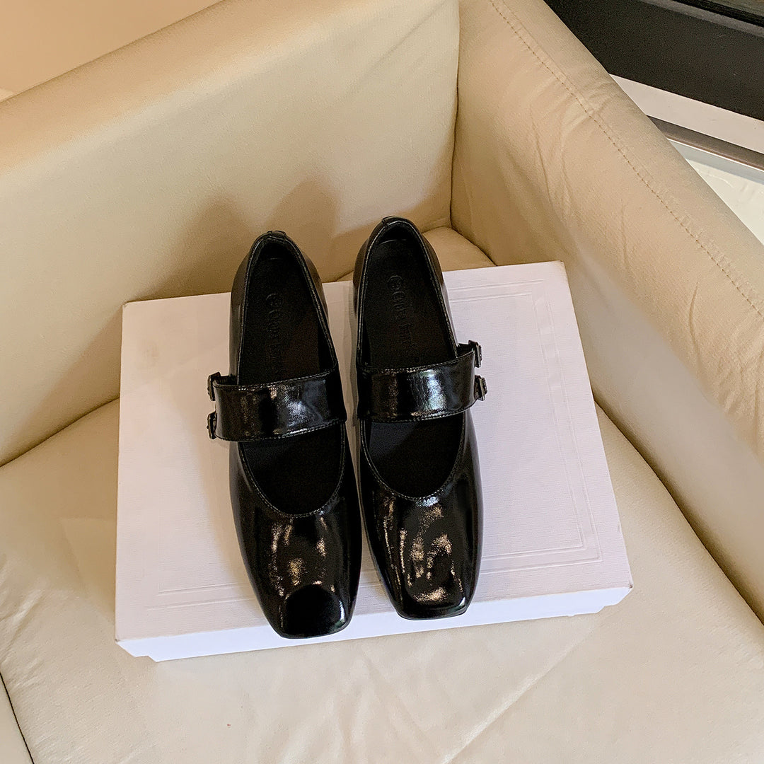 Damen Ballerina-Schuhe mit elegantem Riemenschluss und glänzender Oberfläche EB