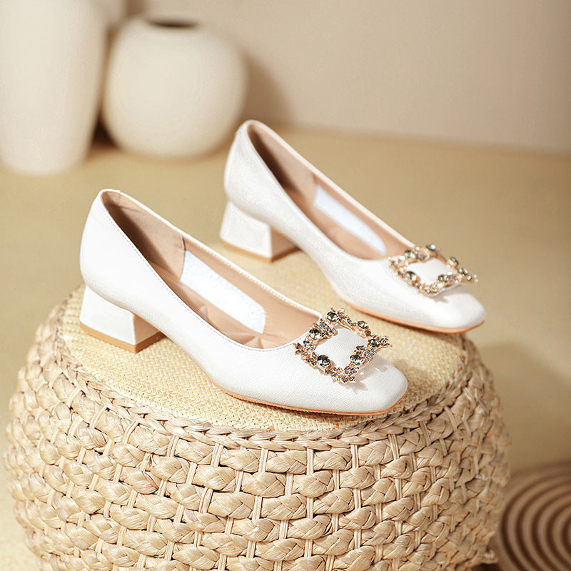 Damen elegante Pumps mit modischem Blockabsatz und funkelndem Schmuckdetail EB