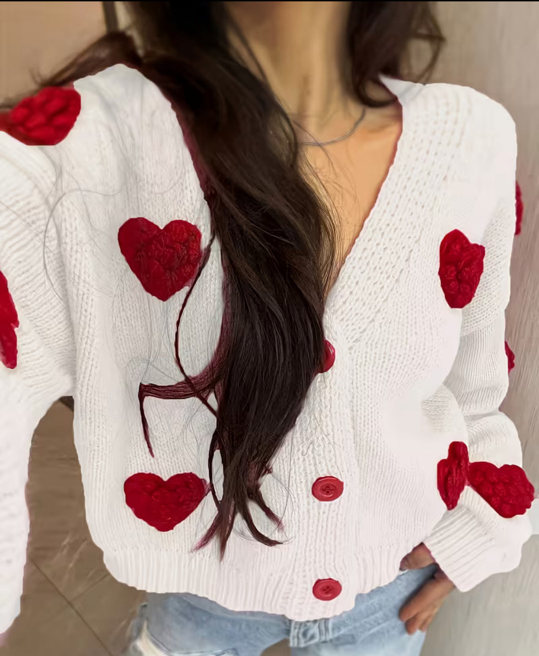 Damen Kurzgeschnittener V-Ausschnitt-Cardigan mit geprägten Herz-Applikationen und Schmuckknöpfen EB