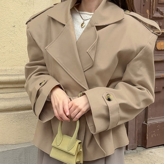 Damen Oversized Trenchcoat mit breitem Kragen und dekorativen Knopfdetails EB