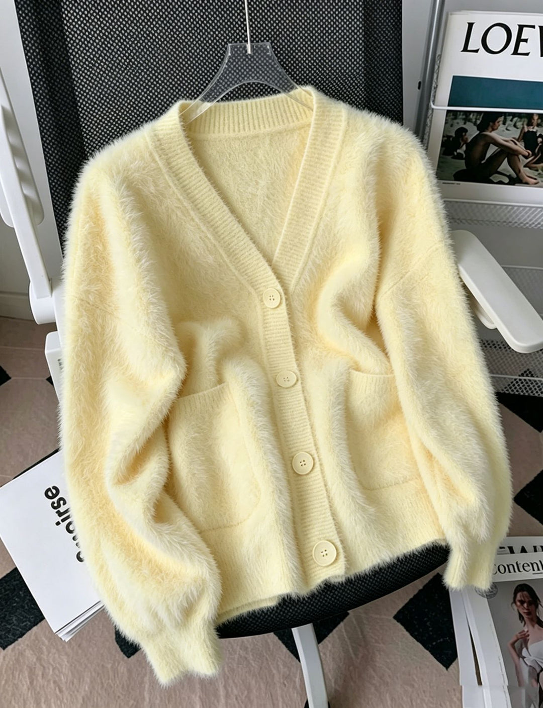 Damen Fluffy-Cardigan mit tiefem V-Ausschnitt, gerippter Knopfleiste und Eingrifftaschen EB