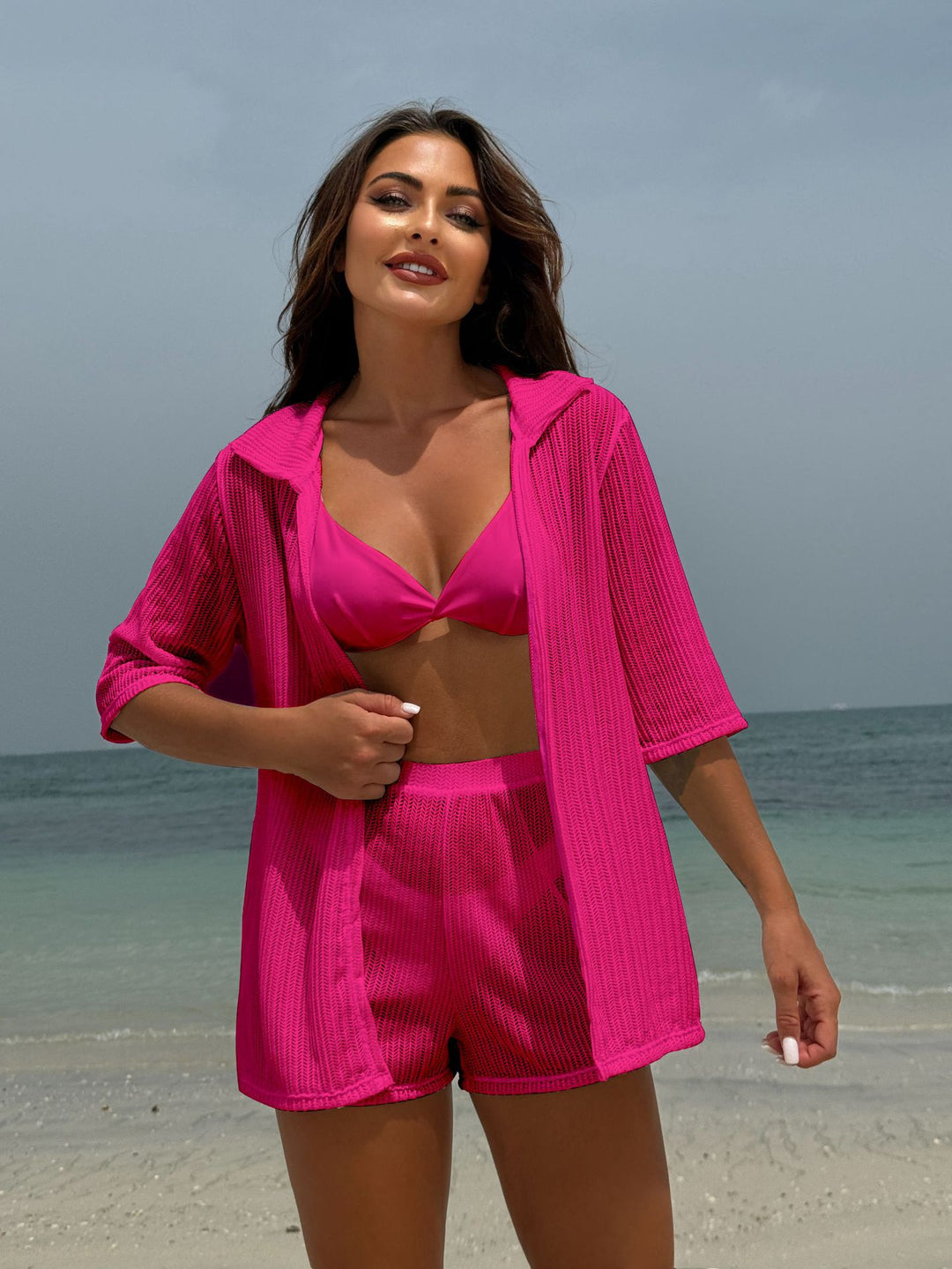 Damen lässiges Strand-Outfit mit offener Robe und Shorts EB