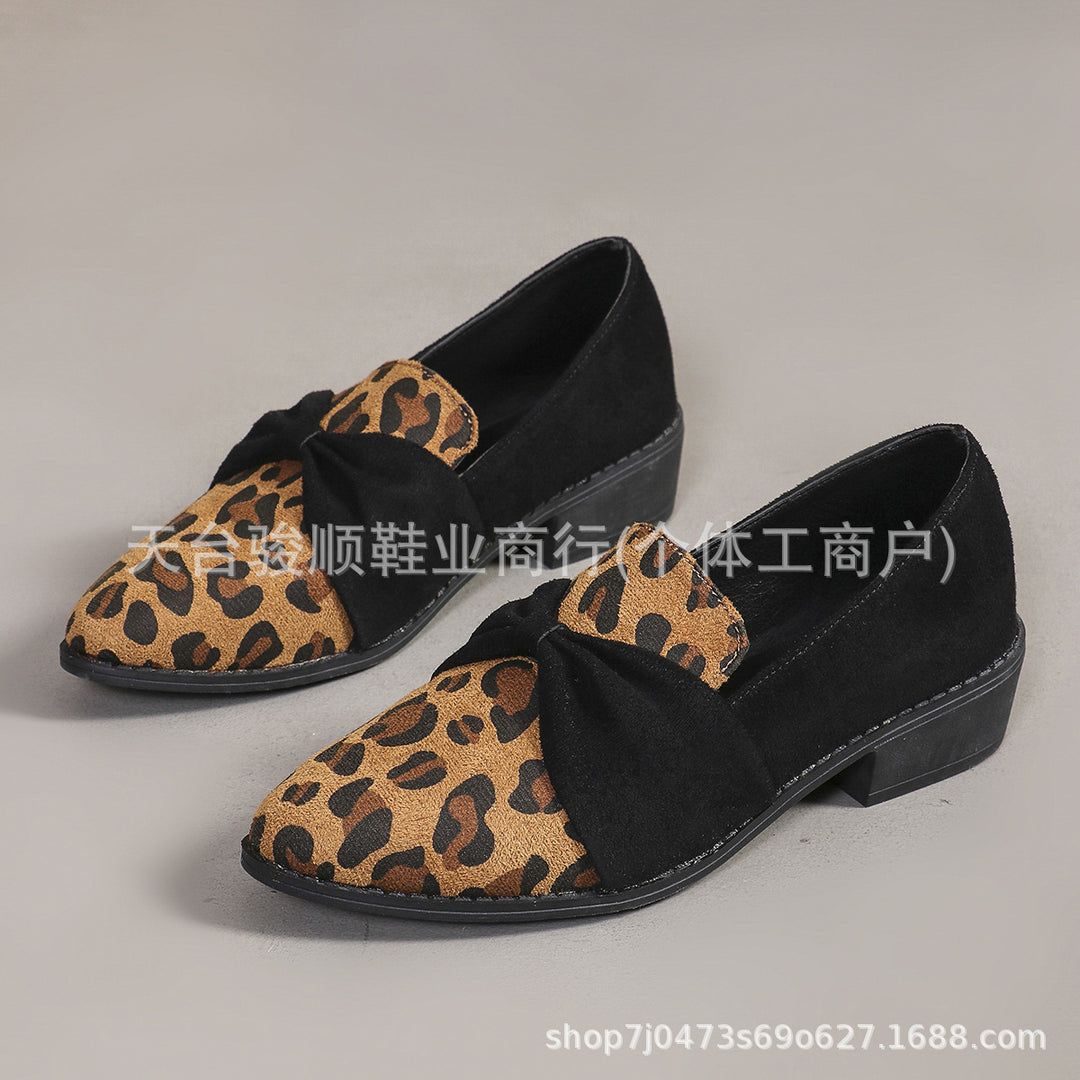 Damen Veloursleder-Loafer mit goldener Kettenapplikation und kleinem Blockabsatz EB