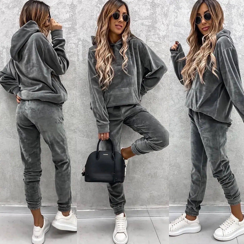 Damen Velours-Lounge-Set mit kuscheliger Kapuzenpullover und schmal zulaufender Jogginghose EB