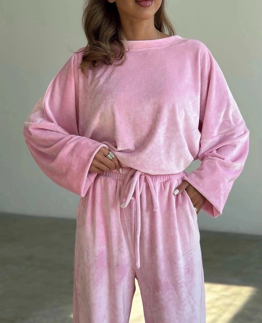 Damen luxuriöses Samt-Relax-Set mit Oversize-Crewneck und hochgeschnittener Gummibund-Jogger Eichborn Berlin