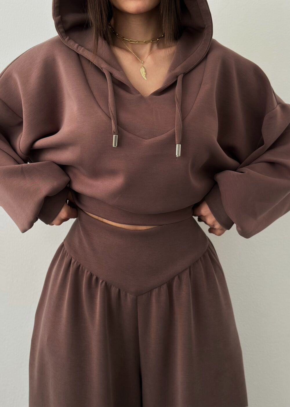 Damen nan luxuriöses Freizeitset Kapuzenpullover mit V-Ausschnittdetail und Culotte mit hoher Taille EB
