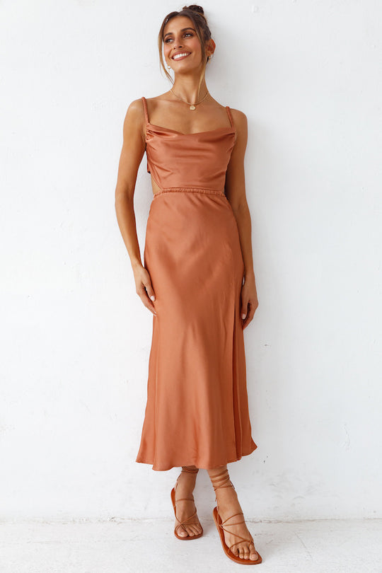 Damen Satin Maxikleid mit elegantem Wickeldesign und raffinierten Rüschen EB
