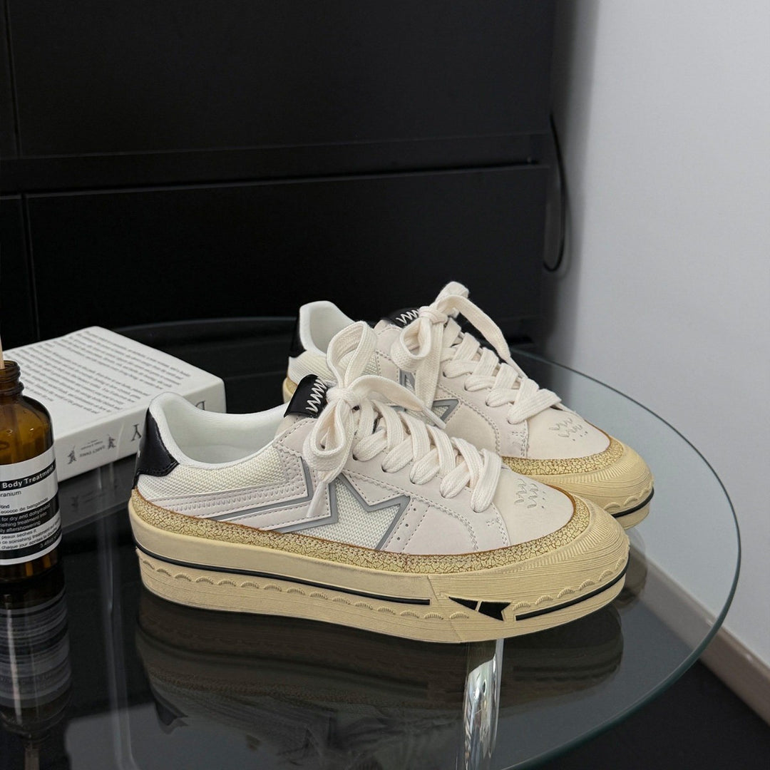 Damen modische Plattform Sneakers mit robustem Obermaterial und glänzendem Akzent EB