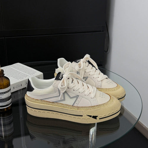 Damen modische Plattform Sneakers mit robustem Obermaterial und glänzendem Akzent EB