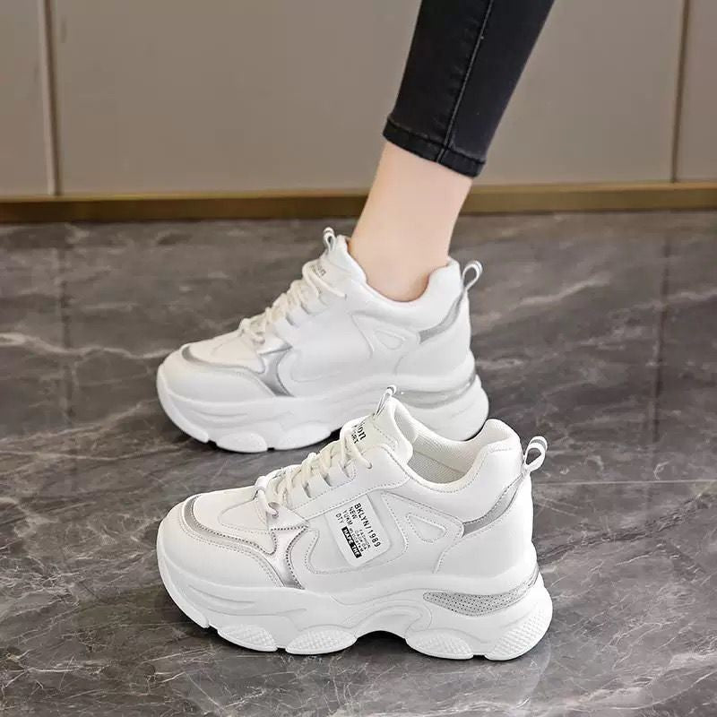 Damen Sportliche Chunky Sneakers mit modischen Akzenten EB