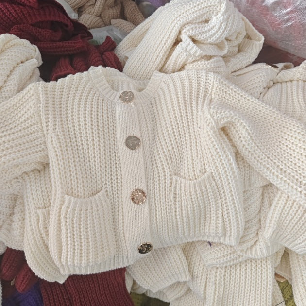 Damen Modische Strickjacke mit großen Knöpfen und praktischen Taschen EB