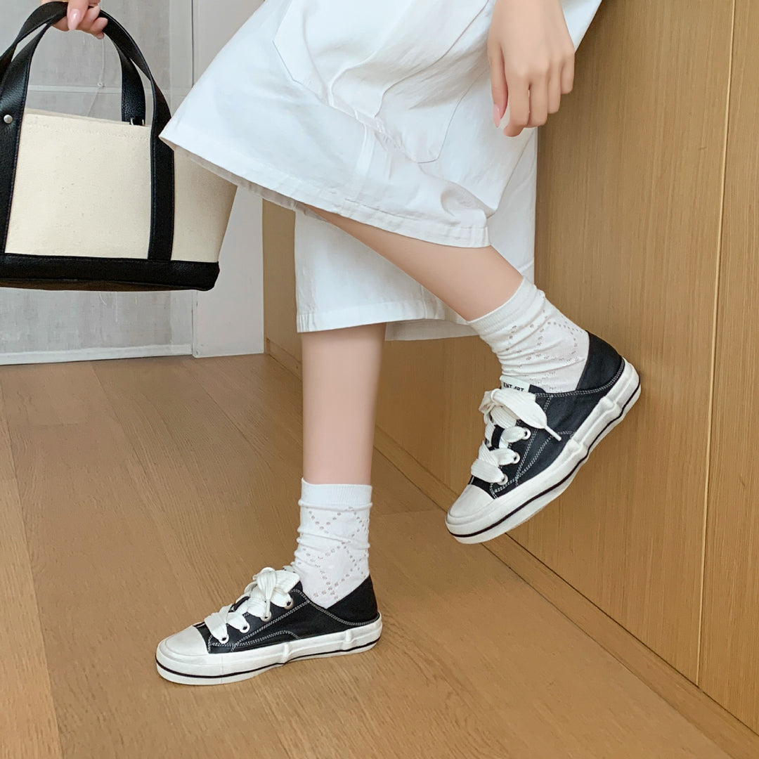 Damen Sneakers im klassischen Retro-Design mit trendigen Schnürdetails und bequemer Sohle EB