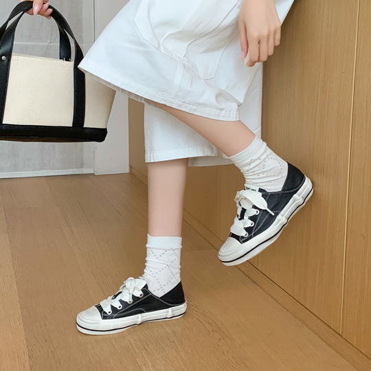 Damen Sneakers im klassischen Retro-Design mit trendigen Schnürdetails und bequemer Sohle EB
