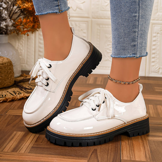 Damen Glänzende Schnürschuhe mit robustem Profil EB