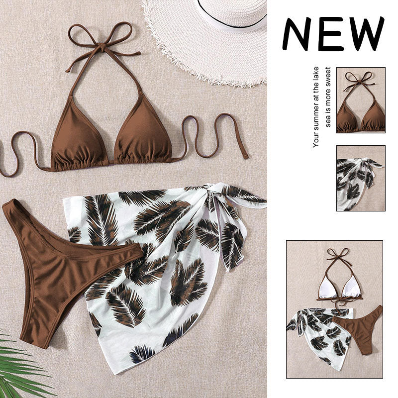 Damen Triangel-Bikini mit einem trendigen Blätter-Muster und einem lässigen Wickelrock EB