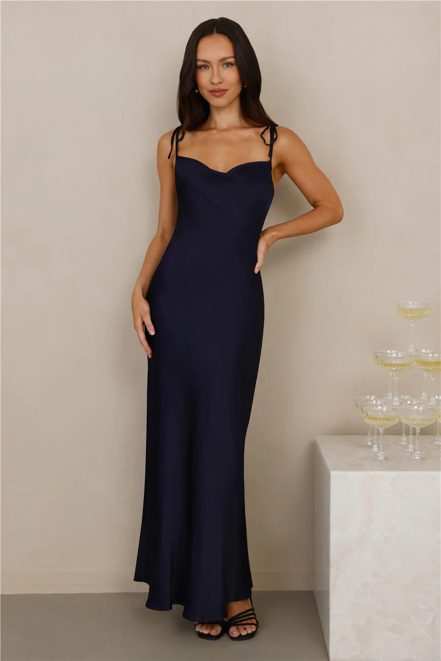Damen Langabendkleid mit zarten Spaghettiträgern und eleganter Silhouette EB