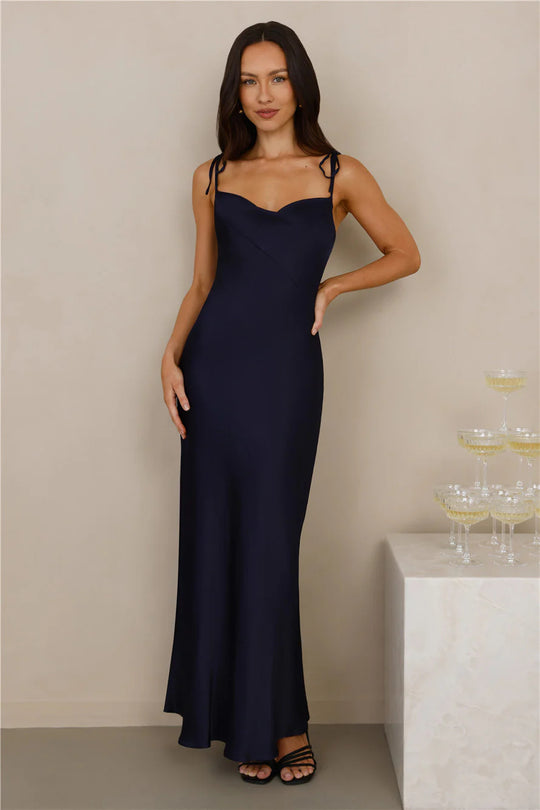 Damen Langabendkleid mit zarten Spaghettiträgern und eleganter Silhouette EB