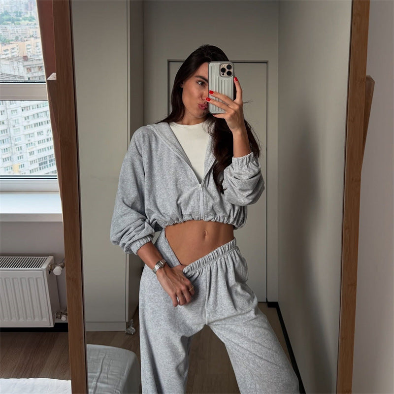 Damen cropped Kapuzen-Zipjacke mit gerafftem Elastiksaum und hochtaillierter Relax-Hose aus softem Sweat Eichborn Berlin