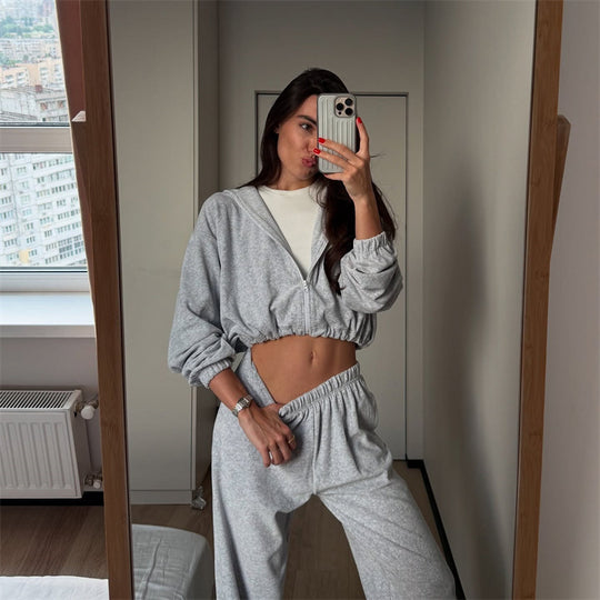 Damen cropped Kapuzen-Zipjacke mit gerafftem Elastiksaum und hochtaillierter Relax-Hose aus softem Sweat Eichborn Berlin