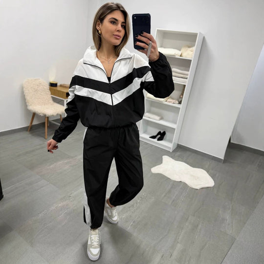 Damen retro Nylon-Trainingsanzug mit Kapuzen-Zipjacke und weiter hochgeschnittener Hose Eichborn Berlin