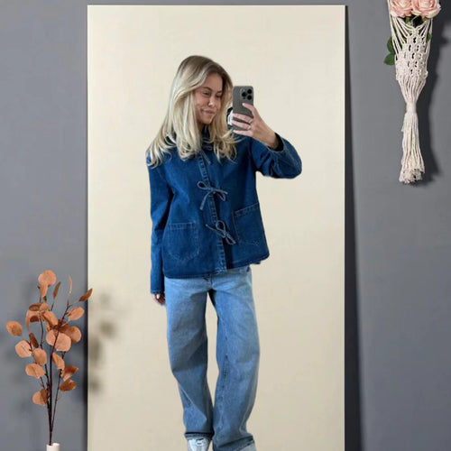 Damen modische Jeansjacke mit dekorativen Knopfdetails und zwei aufgesetzten Taschen EB