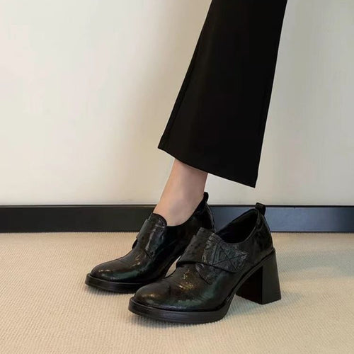 Damen Blockabsatz-Pumps mit doppeltem Riemchen und glänzender Oberflächenstruktur EB