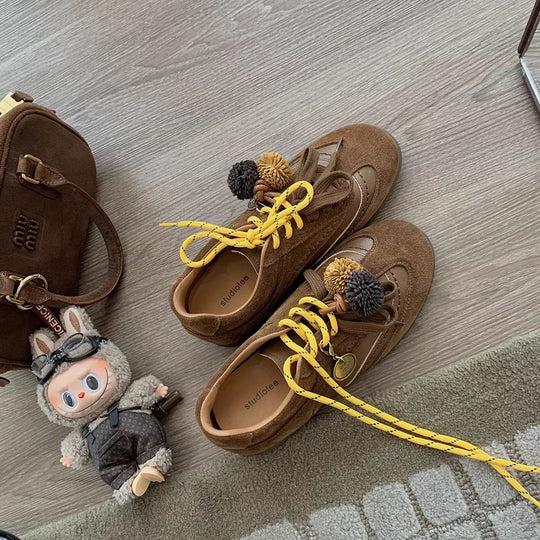 Damen Sportliche Sneaker mit dekorativen Pompons und flexiblem Schnürsystem EB
