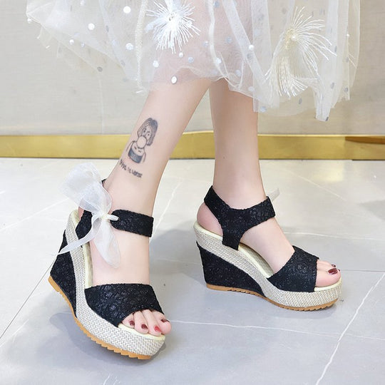 Damen Wedge-Sandalen mit dekorativem Schleifenverschluss und kunstvollem Obermaterial EB