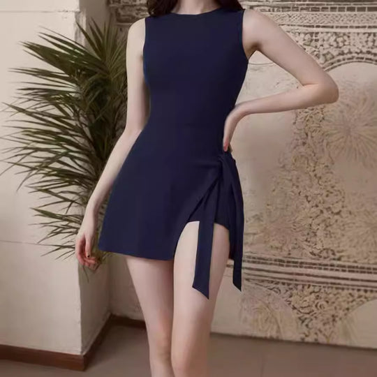 Damen Bademode mit asymmetrischer Drapierung und seitlichem Bindegürtel EB