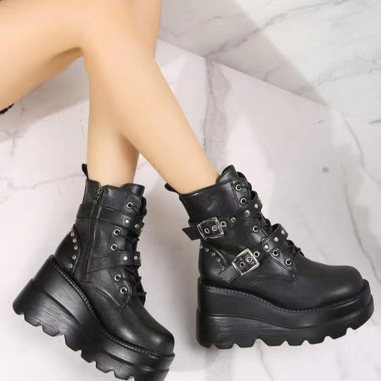 Damen Wedge-Stiefeletten mit dekorativen Schnallen und robuster Profilsohle EB
