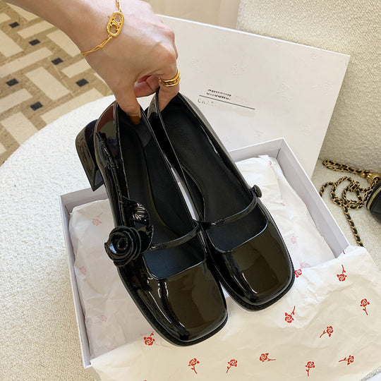 Damen elegante Lackleder-Pumps mit Riemchen und floraler Applikation EB