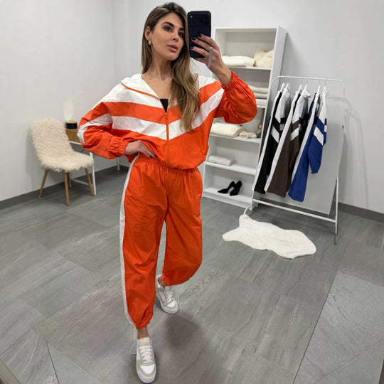 Damen retro Nylon-Trainingsanzug mit Kapuzen-Zipjacke und weiter hochgeschnittener Hose Eichborn Berlin