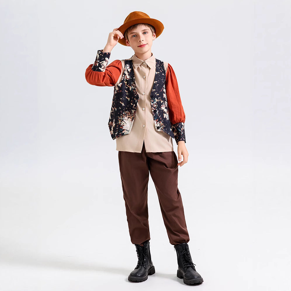 Jungen Trachten-Outfit mit floralen Akzenten EB