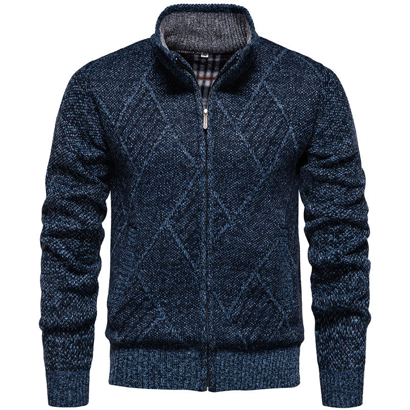 Herren Strickjacke mit modernem Zopfmuster und hohem Kragen EB