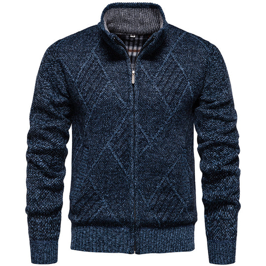 Herren Strickjacke mit modernem Zopfmuster und hohem Kragen EB