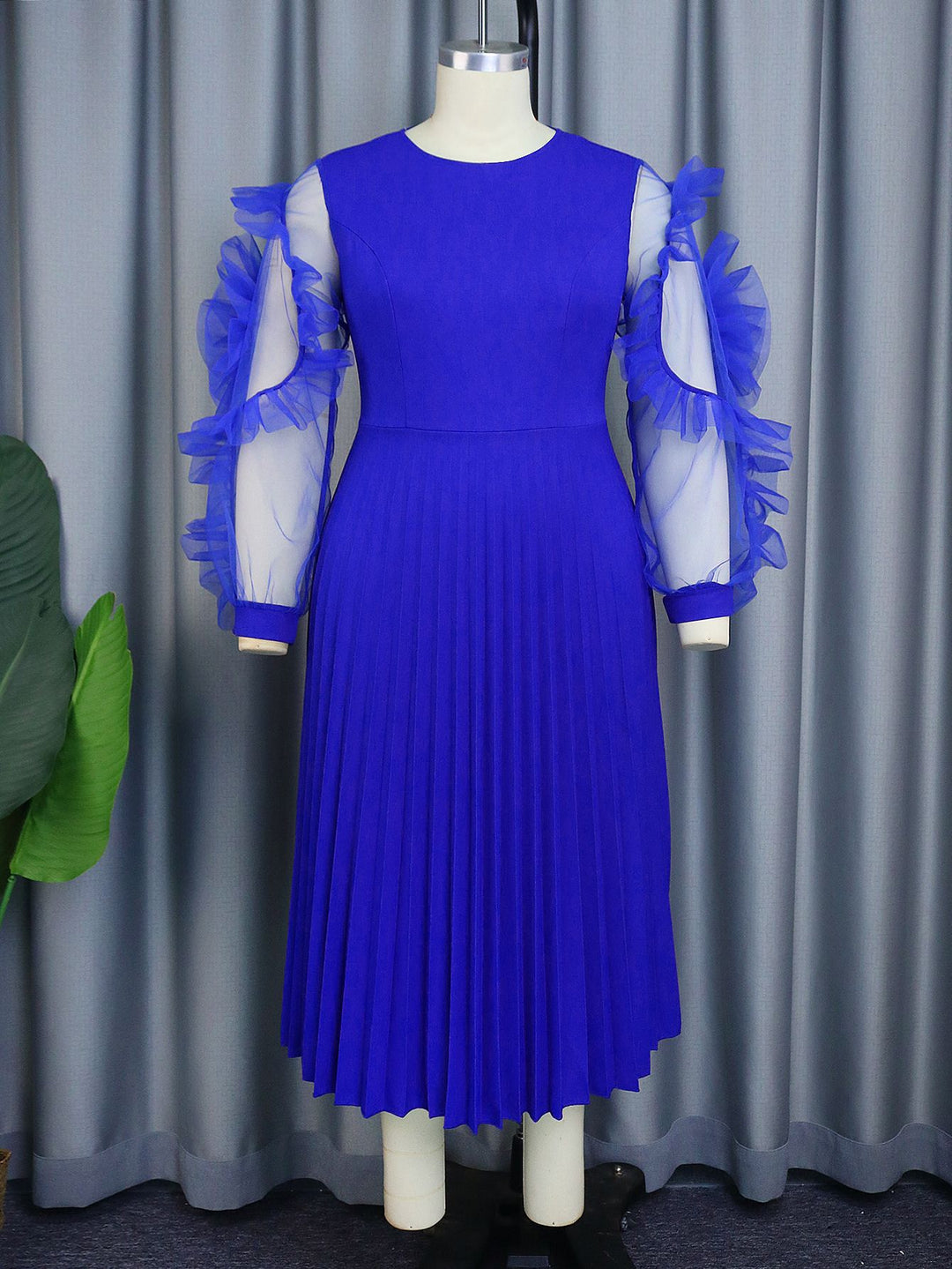 Damen plissiertes Kleid mit voluminösen Tüllärmeln EB