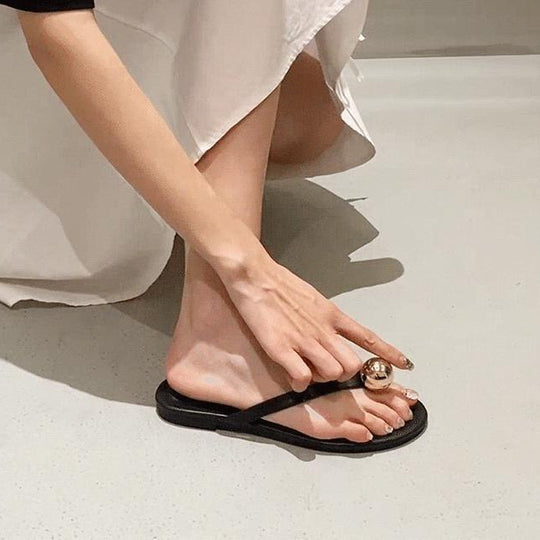 Damen Zehentrenner-Sandalen mit metallischem Akzent und elegantem Riemendesign EB
