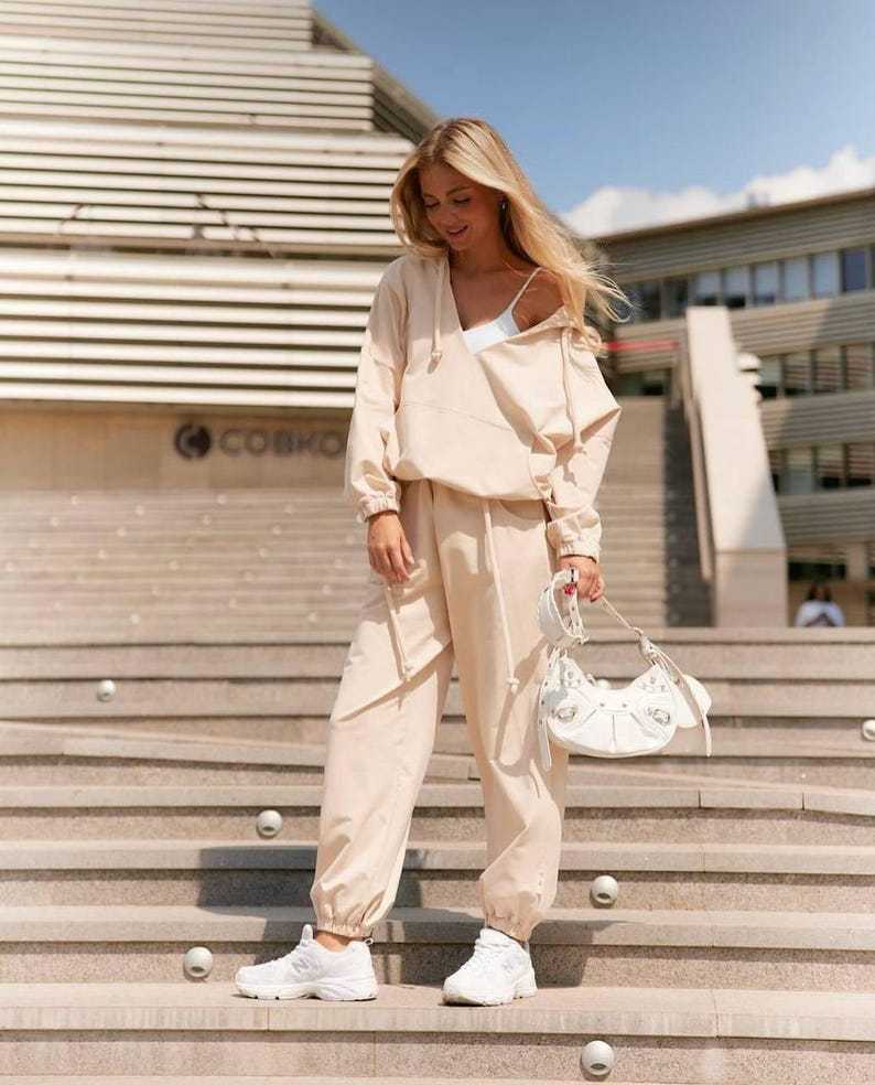 Damen lässiges Sport-Set mit Kapuze und praktischen Taschen EB