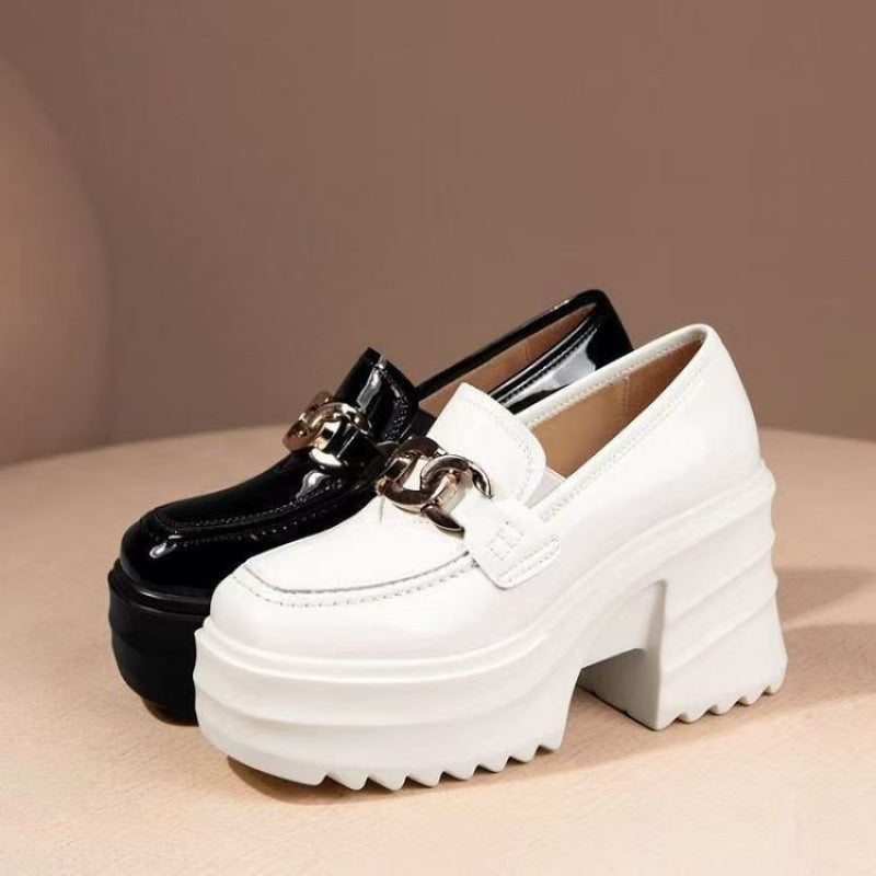 Damen Hochfront Mules mit glänzendem Obermaterial und modischem Ketten-Detail EB