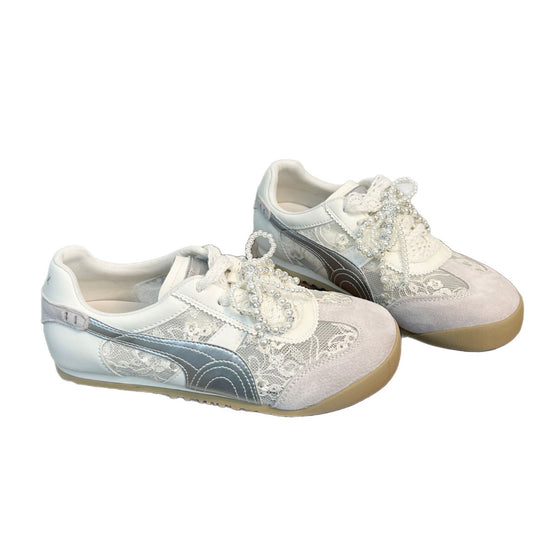 Damen Sneakers mit eleganten Spitzeneinsätzen und modischen Perlenverzierungen EB
