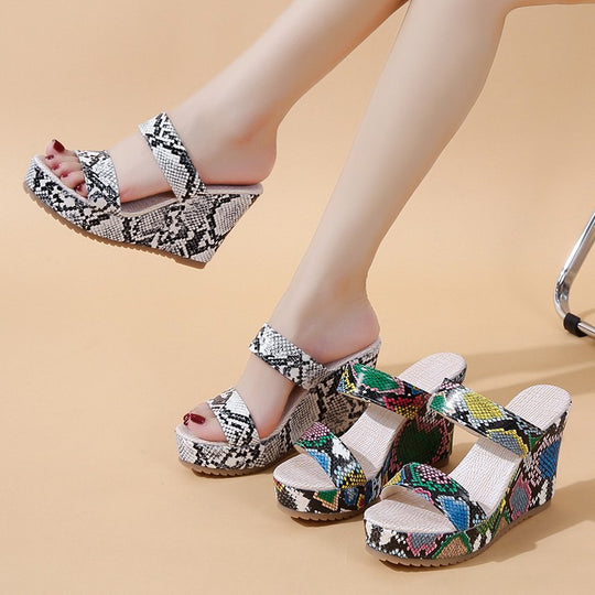 Damen Wedge-Sandalen mit schickem Schlangenleder-Design und gepolsterter Sohle EB
