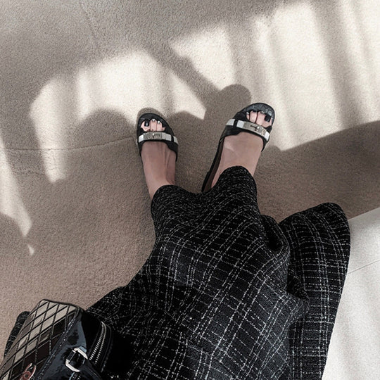Damen Elegante Zehentrenner-Sandalen mit glänzenden Metallakzenten EB